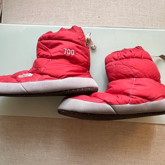 The North Face down slippers size 7-9 - Picture 2 of 7